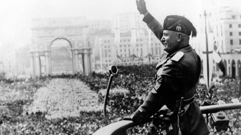 Mussolini saluting crowd