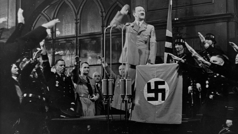 Nazi leaders saluting Hitler