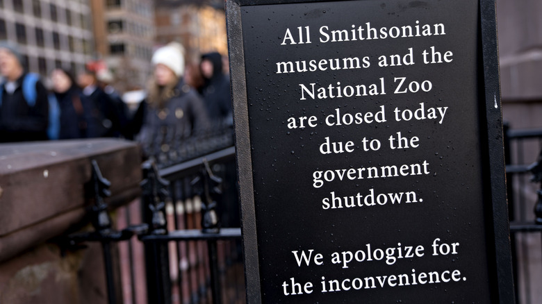 Sign informing that the Smithsonian and Zoo are closed for the shutdown