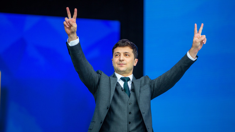  Volodymyr Zelensky standing v signs