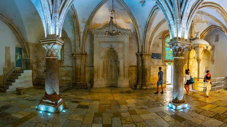 People walking inside of cenaculum