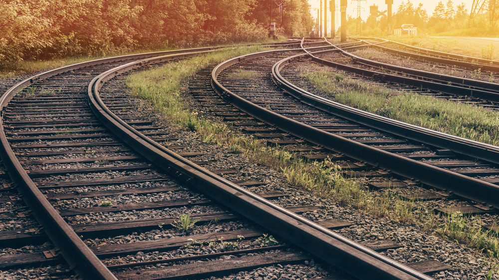 intersecting train tracks