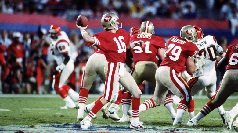 49ers quarterback Joe Montana throwing