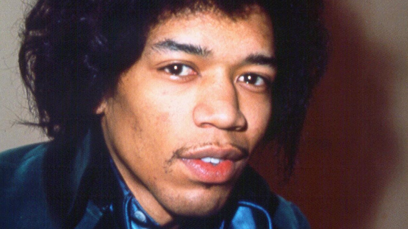 the-jimi-hendrix-experience-s-final-show-ended-with-them-being-teargassed