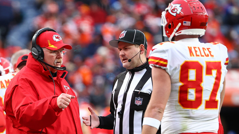 Andy Reid and Travis Kelce talk during game