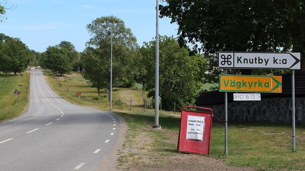 Road sign pointing to Knutby