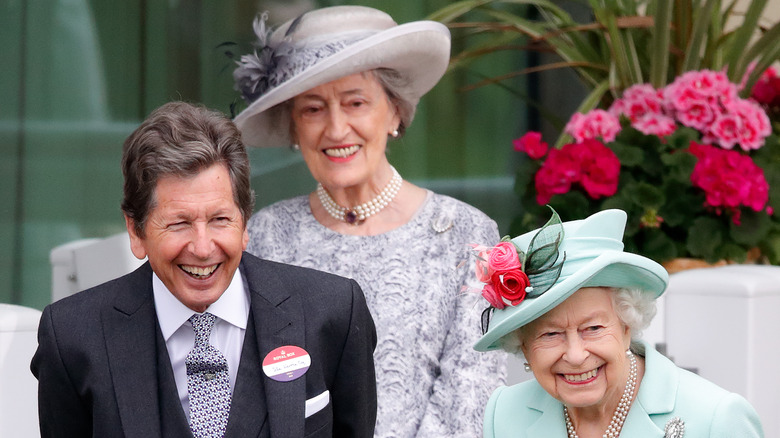 Susan Hussey standing behind Queen Elizabeth II