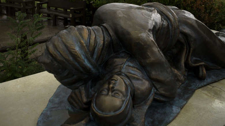 Halabja memorial in the Hague based on photograph of a father holding his infant