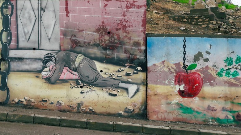 Mural in Akre of the Halabja attack including an apple and two dead bodies