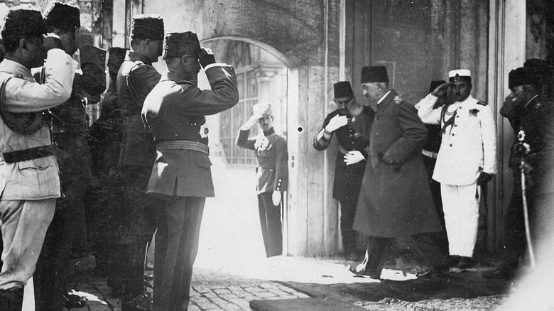 Sultan Mehmed leaving Istanbul