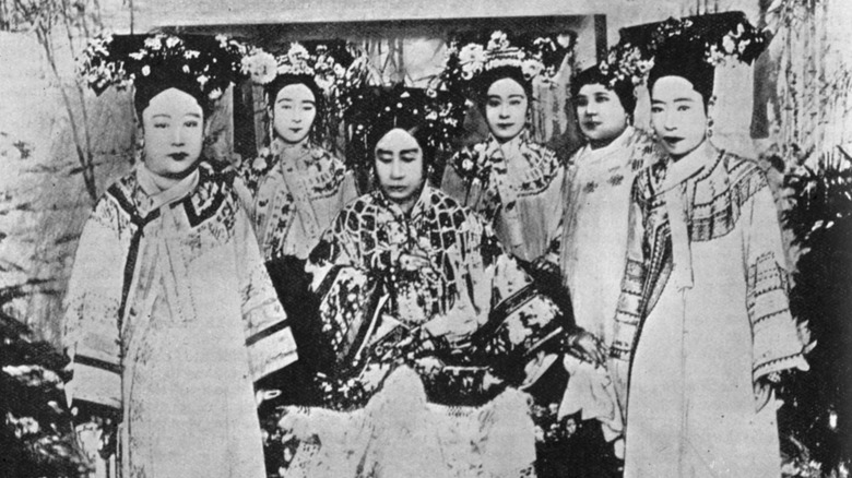 Empress Dowager Cixi surrounded by attendants 