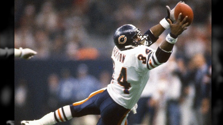 Walter Payton diving, catching pass