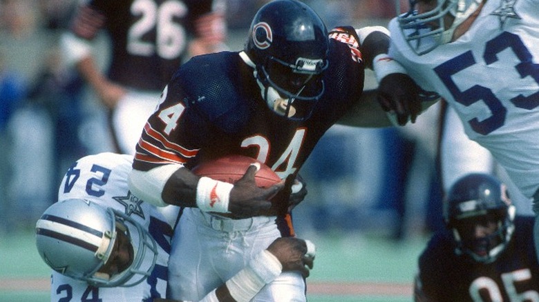 Walter Payton getting tackled