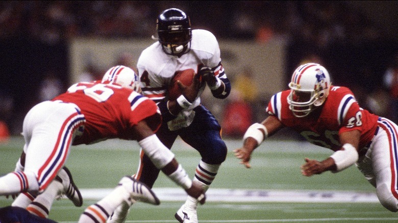 Walter Payton running between defenders