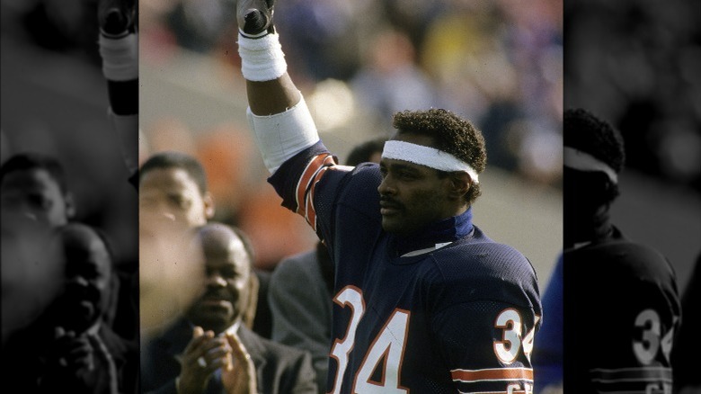 Walter Payton raising hand, on-field