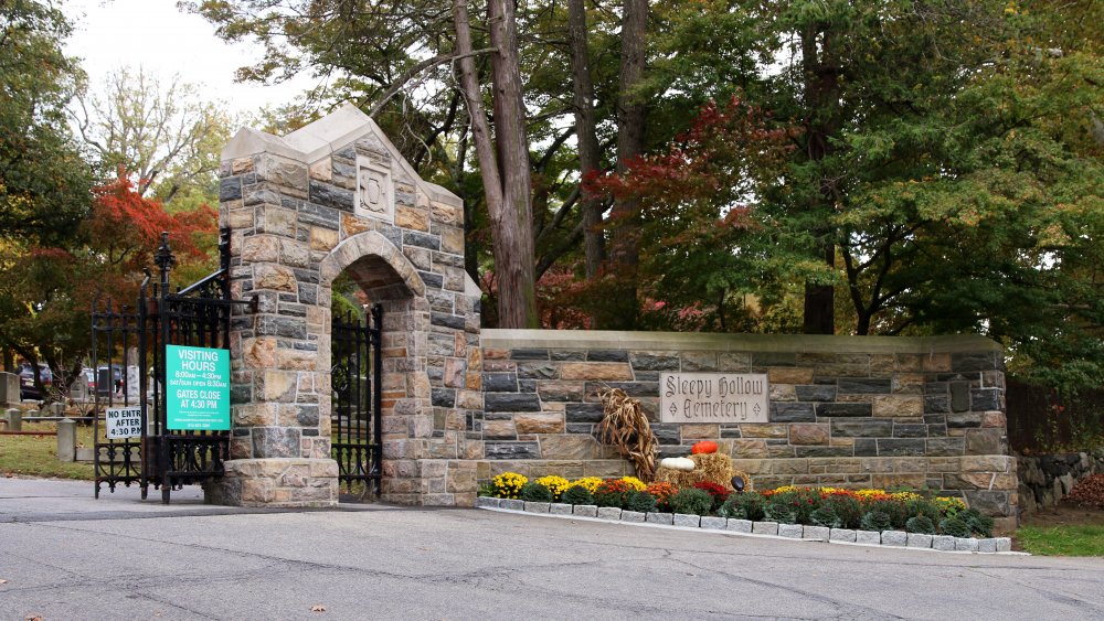 Entrance to Sleepy Hollow Cemetery