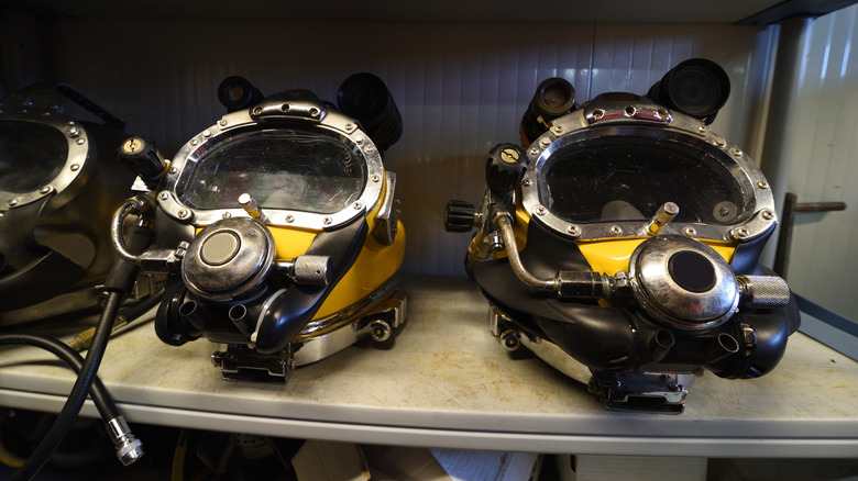 Offshore oil diver helmets 