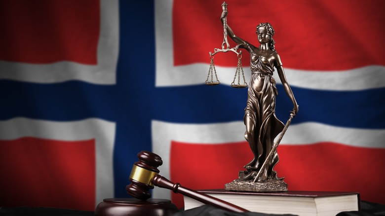 Norwegian flag with justice statue and gavel