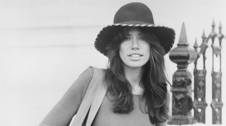 Carly Simon in hat 