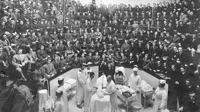  dental students observing surgery