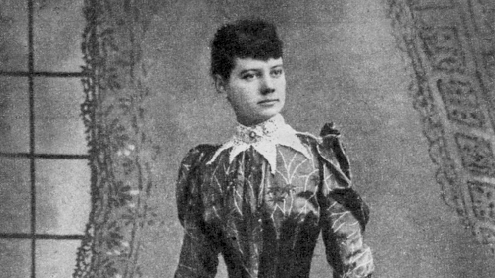 Nellie Bly posing for a photo