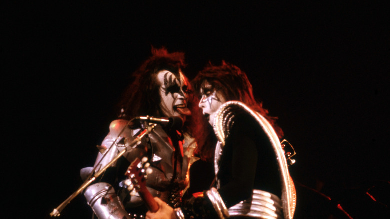 Gene Simmons trying to lick Ace Frehley on stage in 1977