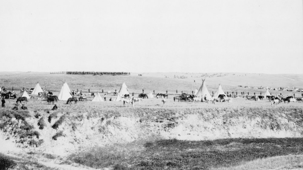 Soldiers surround Wounded Knee battlefield 