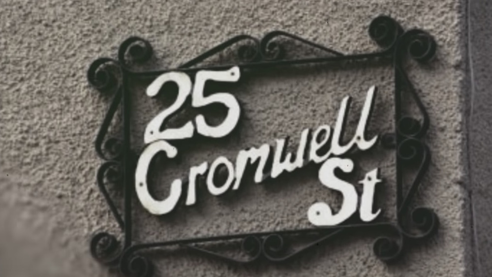 plaque of 25 Cromwell st. 