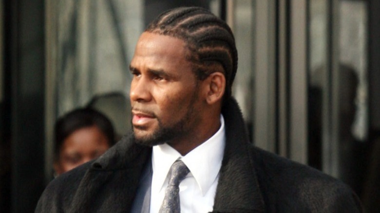 R. Kelly at a hearing in 2007