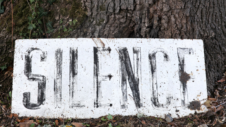 silence sign in Oradour-sur-Glane 