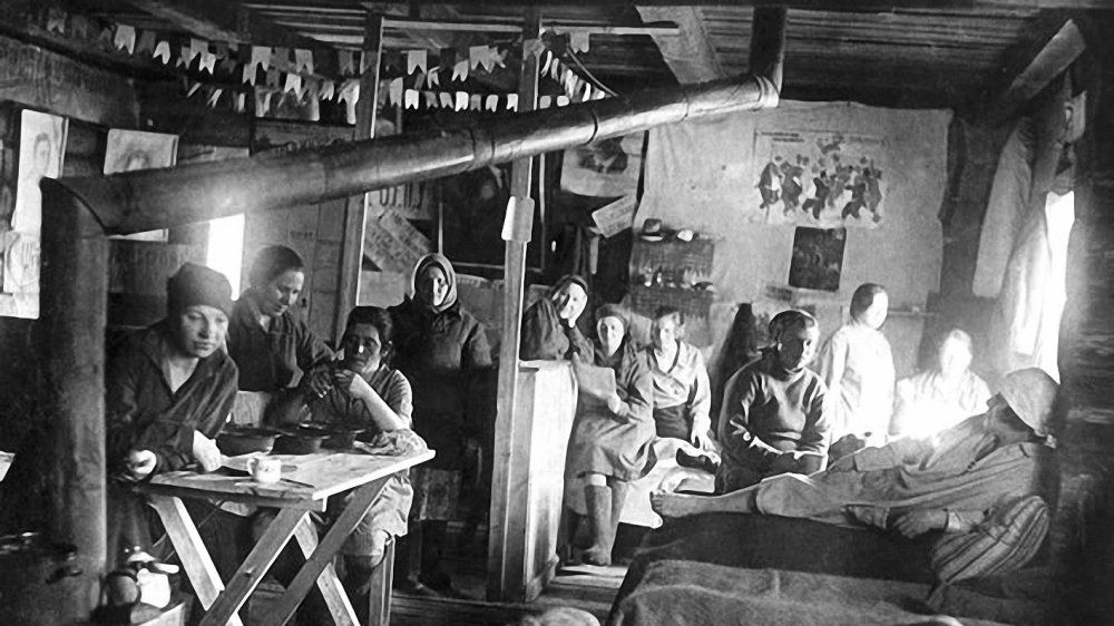 Prisoners in a gulag camp in 1945