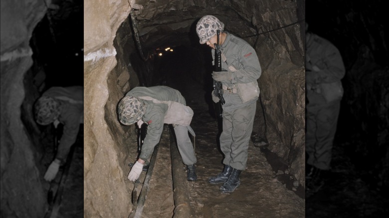 South Koreans soldier in tunnel