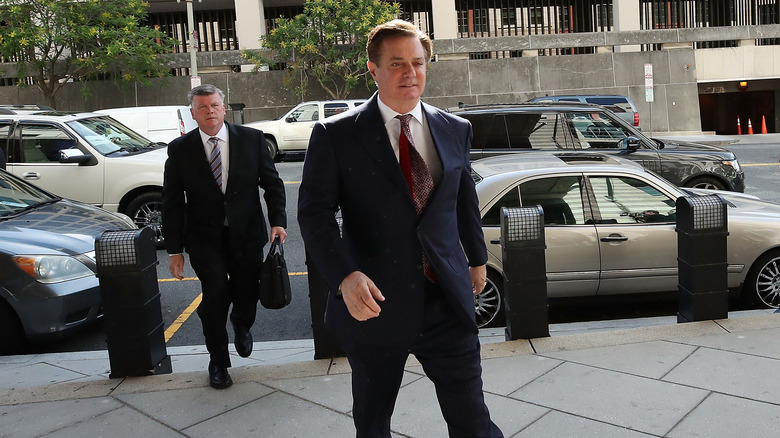 Paul Manafort walking into court with his lawyer