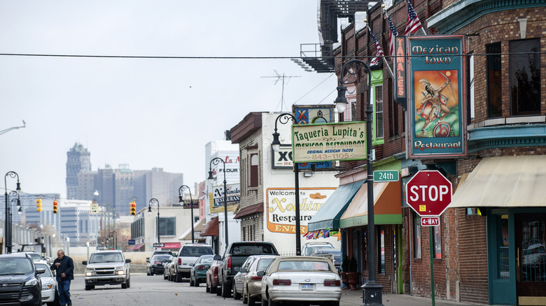 Detroit street with lined up cars