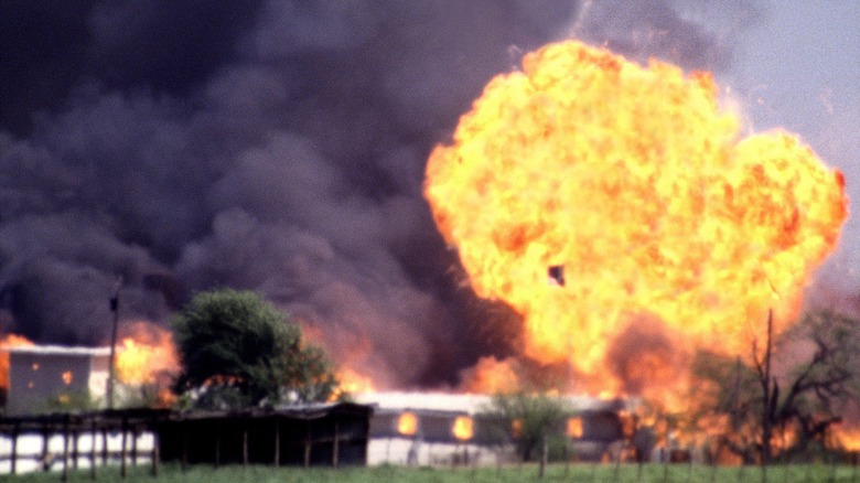 Branch Davidian compound in flames