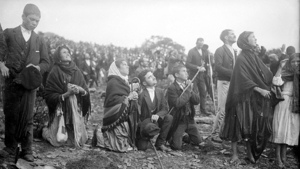 The crowd looking at "the Miracle of the Sun", October 1917