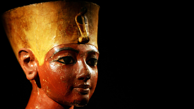 statue head of Tutankhamun