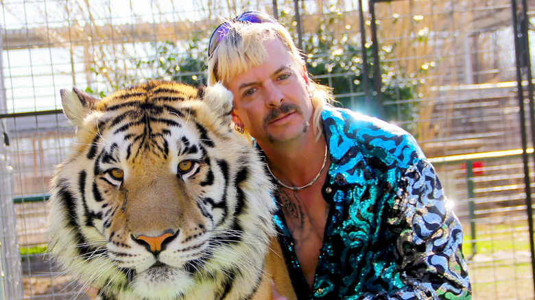 Joe Exotic hugging tiger