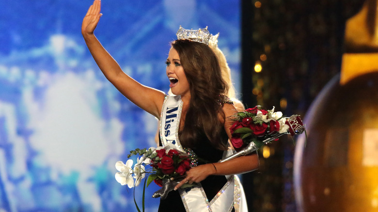 Cara Mund crowned Miss America