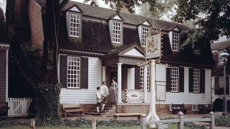 exterior colonial williamsburg tavern with reenactors