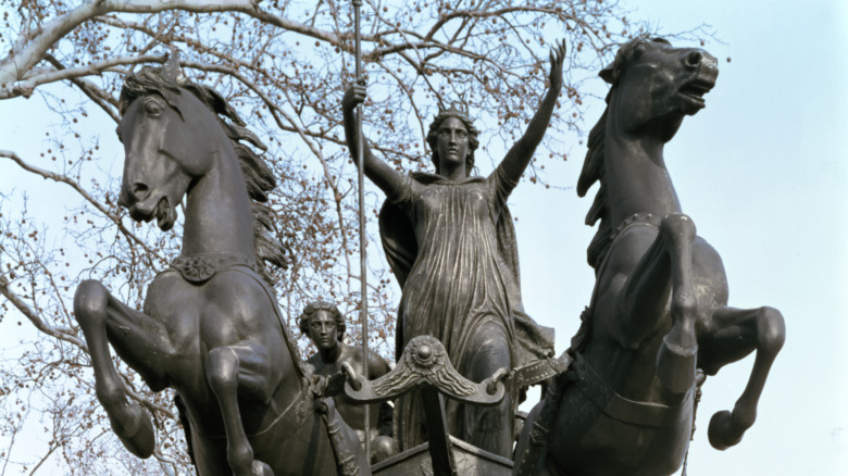 statue of Boadicea between two horses