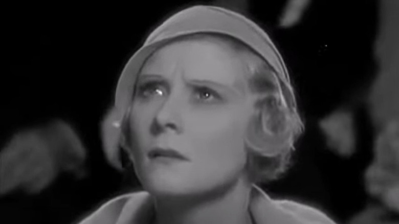 Peg Entwistle as Hazel Cousins wearing hat