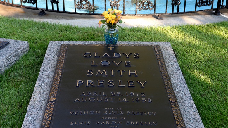 Gladys presley's grave at Graceland