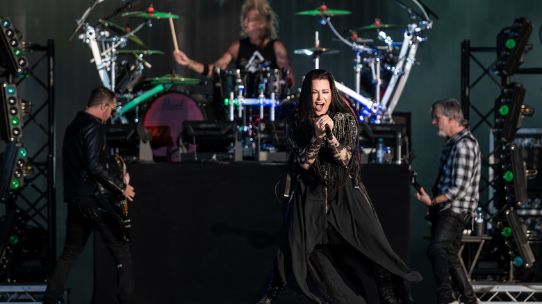 Evanescence performs live