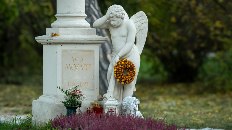 Wolfgang Amadeus Mozart grave with angel statue
