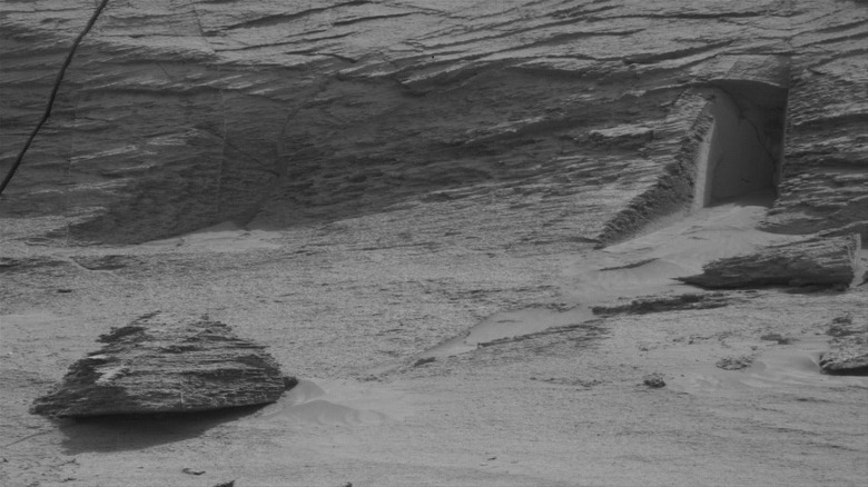 Door on Mars found by curiosity