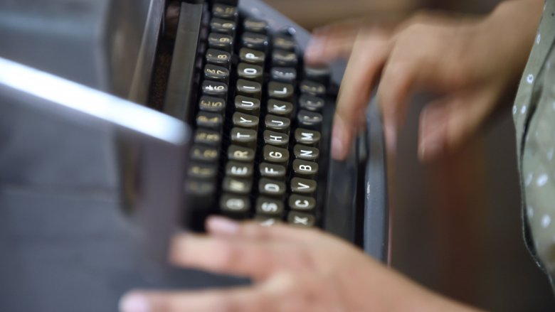 hands using typewriter