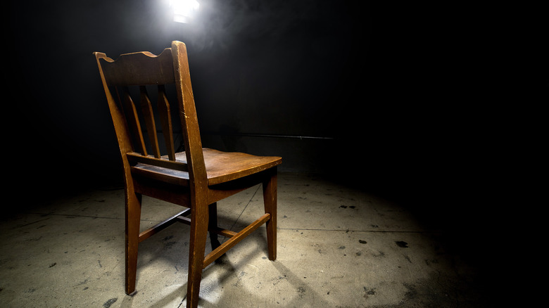 Interrogation chair