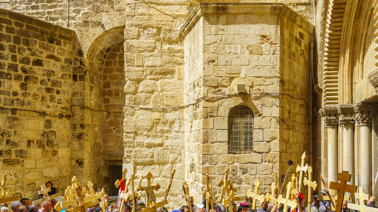 church of the holy sepulcher pilgrims with crosses