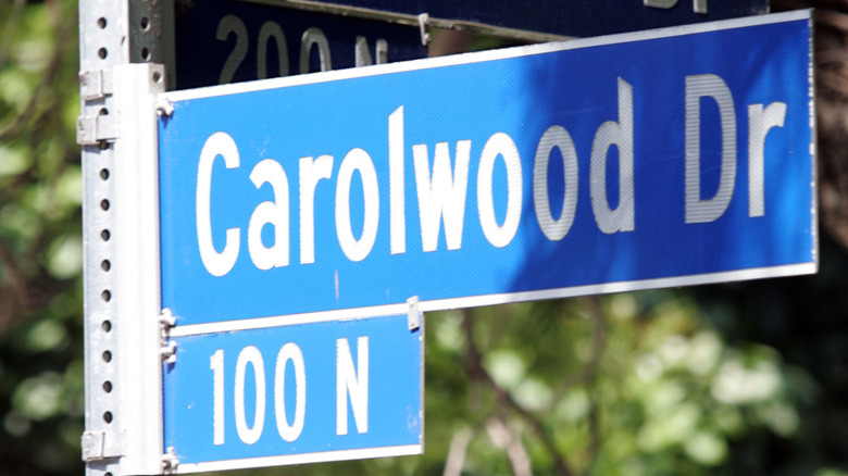 Carolwood Drive sign